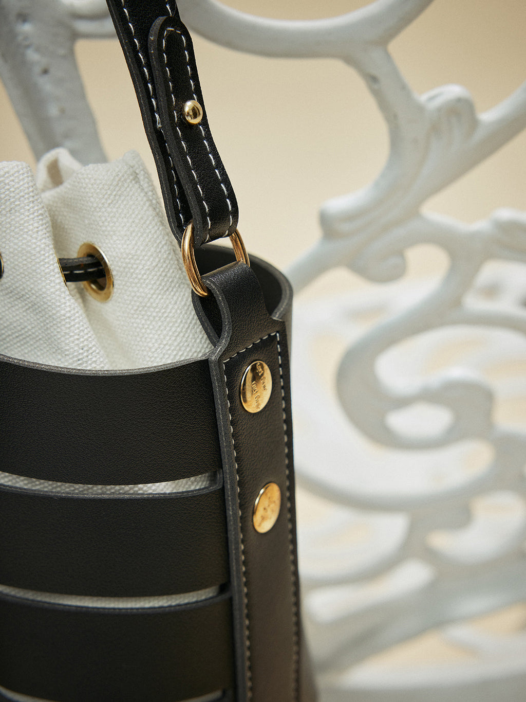 Sac seau avec détail de lanière coulissante