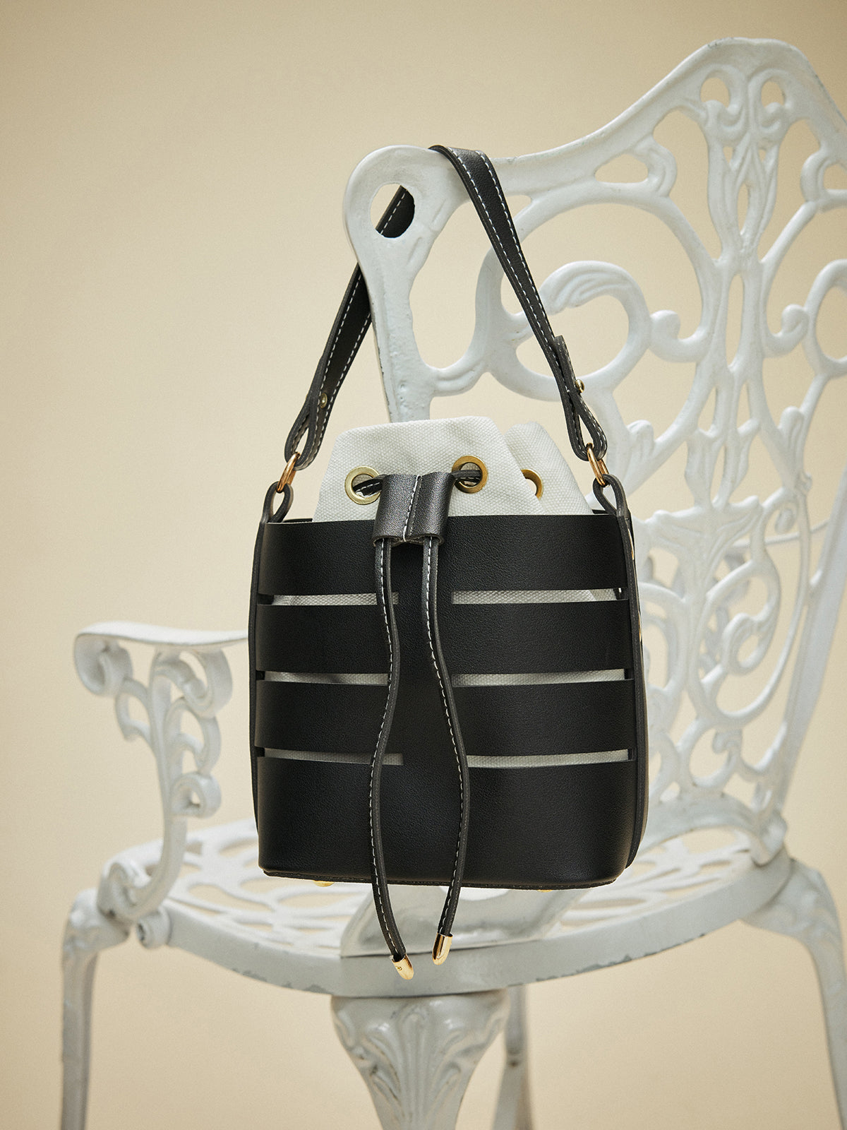 Sac seau avec détail de lanière coulissante