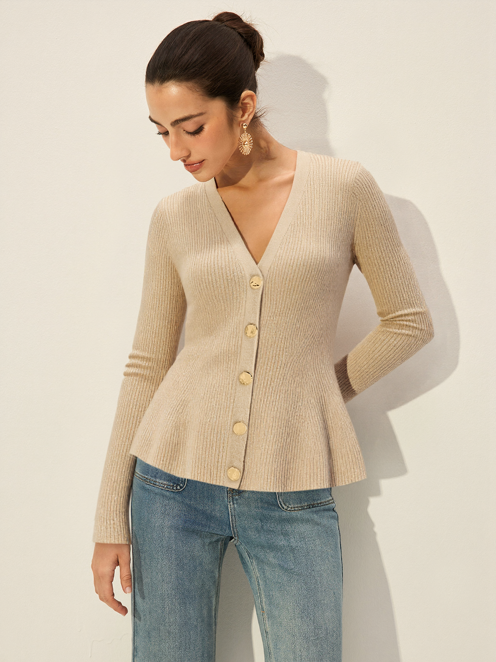 Gerippte Strickjacke mit V-Ausschnitt und Knöpfen