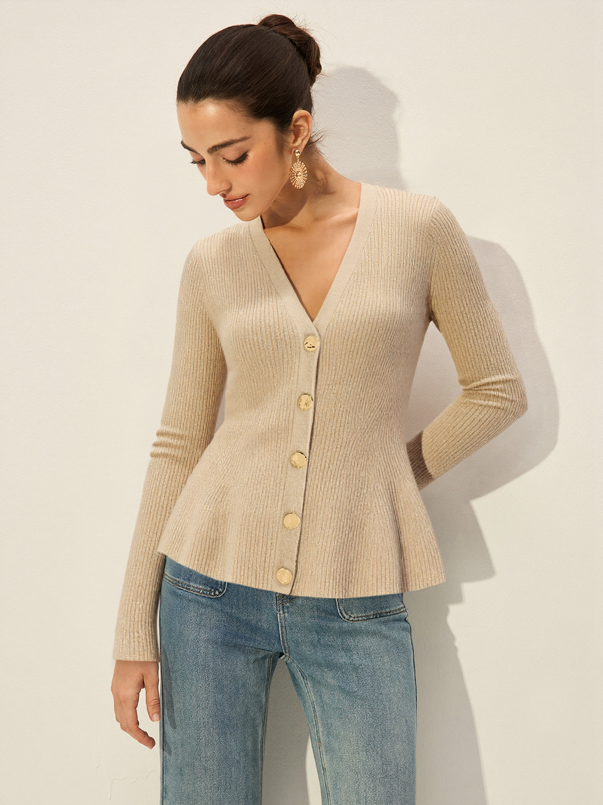 Gerippte Strickjacke mit V-Ausschnitt und Knöpfen