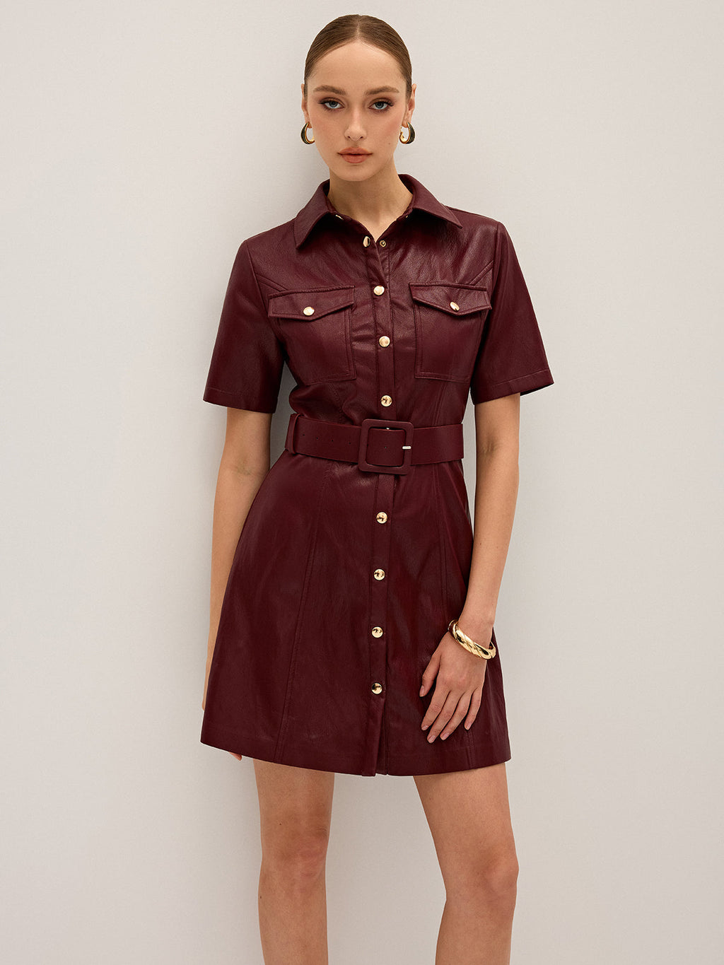 Minikleid aus PU-Leder mit Hemdkragen und Gürtel