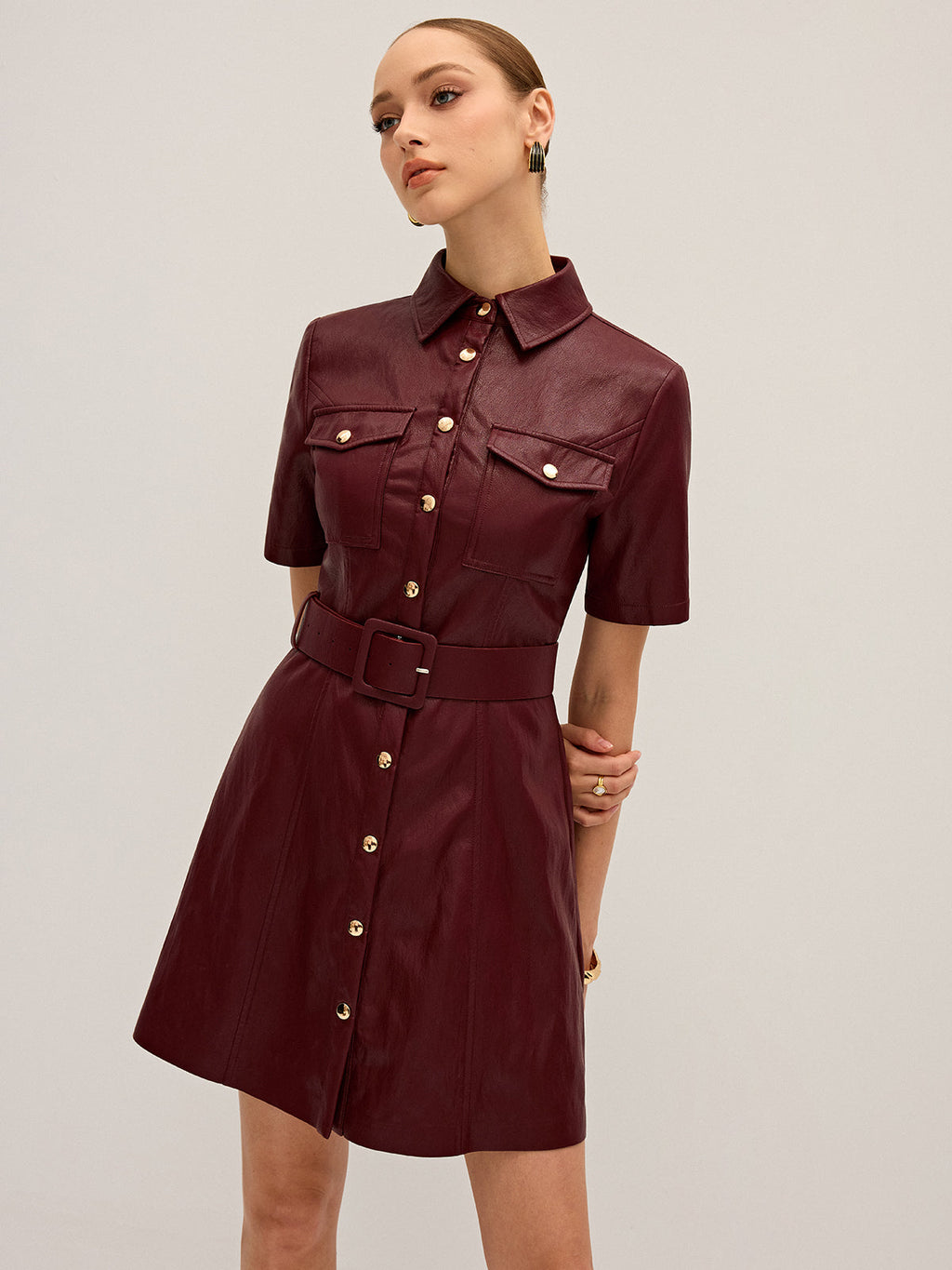 Minikleid aus PU-Leder mit Hemdkragen und Gürtel