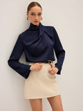 Satinbluse mit hohem Kragen und Drapierungen