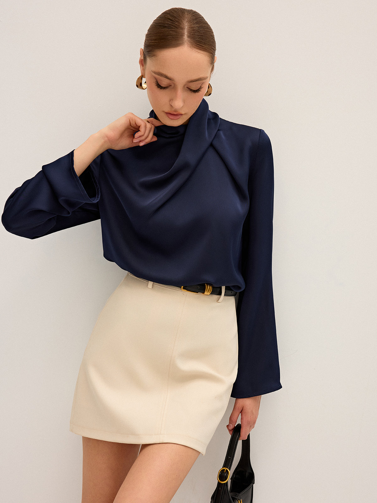 Satinbluse mit hohem Kragen und Drapierungen
