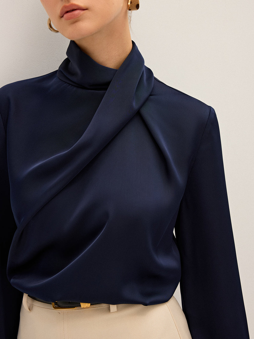 Satinbluse mit hohem Kragen und Drapierungen