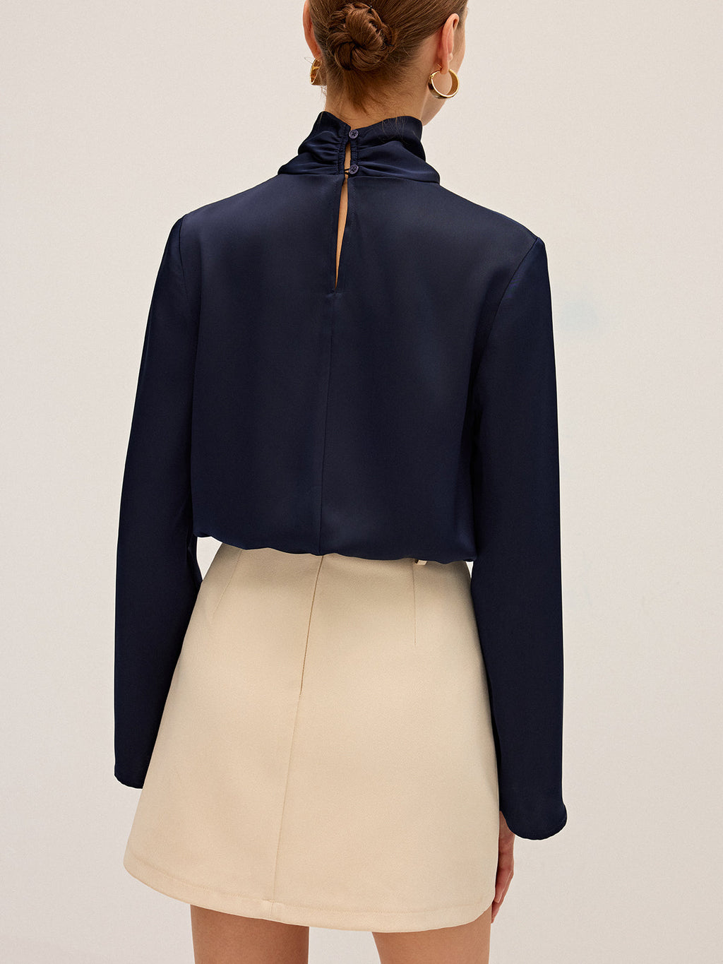 Satinbluse mit hohem Kragen und Drapierungen