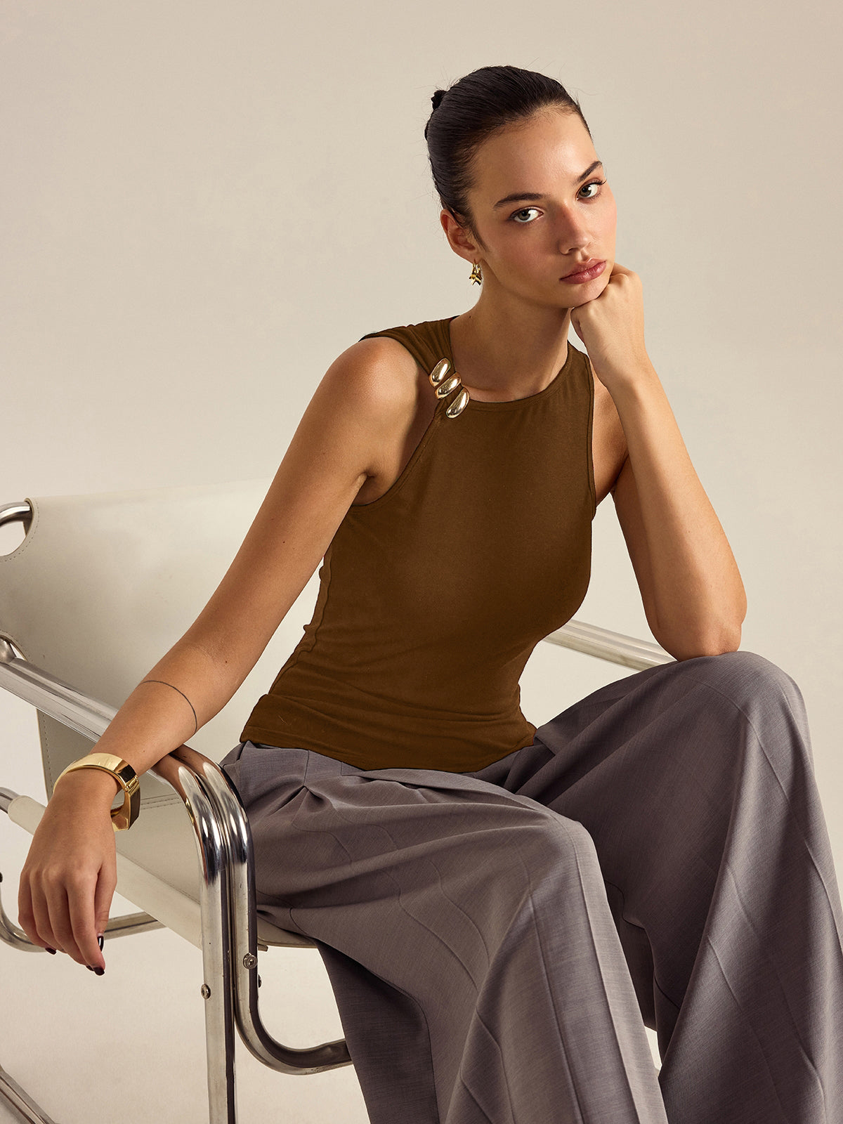 Ärmelloses Top mit Metalldekor 