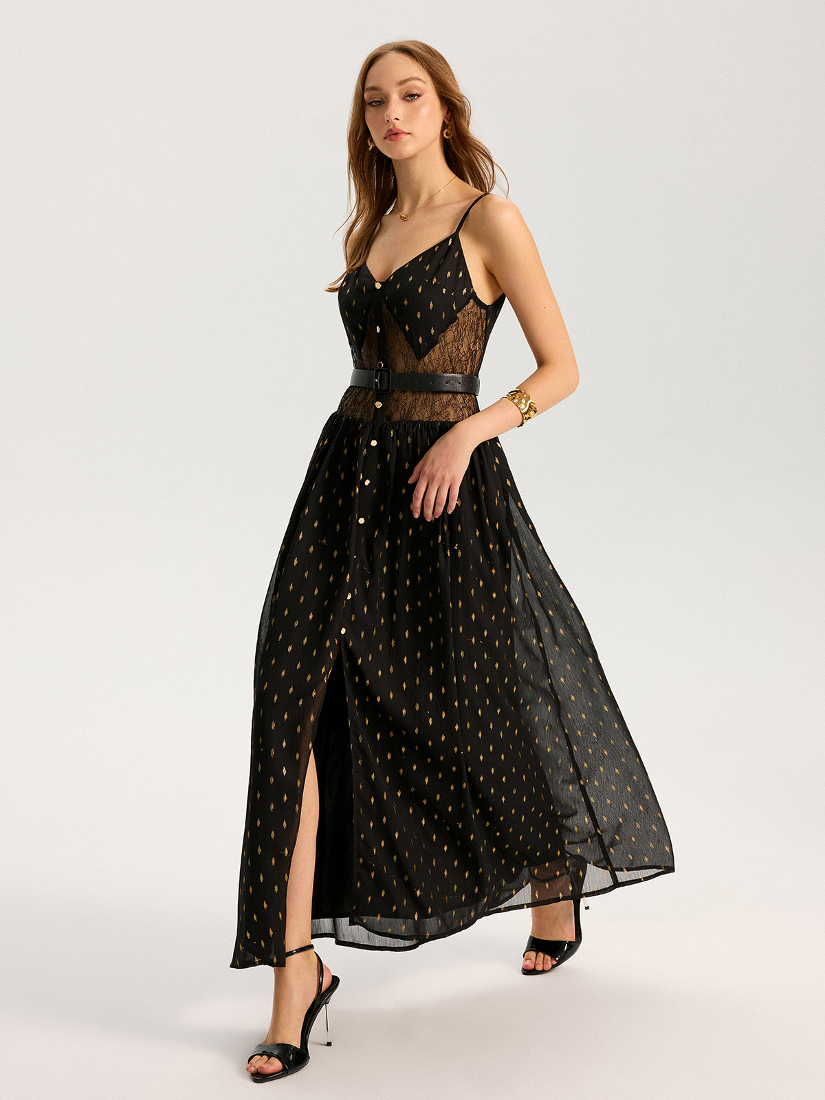 Robe longue fendue semi-transparente en dentelle avec ceinture