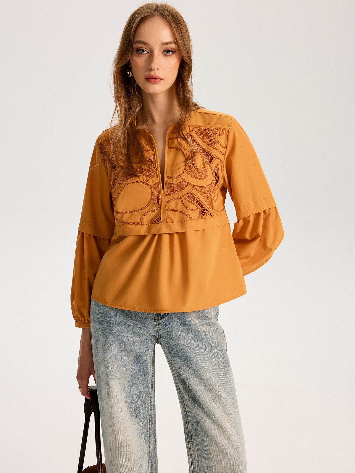 Besticktes Top mit Cut-Outs