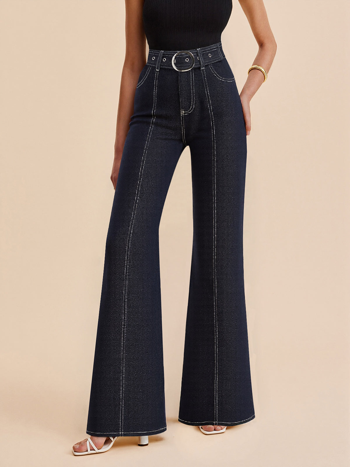 Pantalon en denim à surpiqûres contrastées avec ceinture 