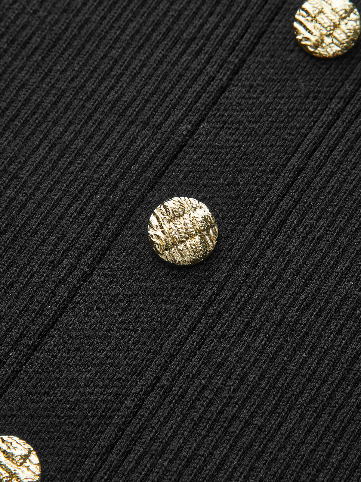 Stricktop aus Wolle mit Schößchen und Metallknöpfen