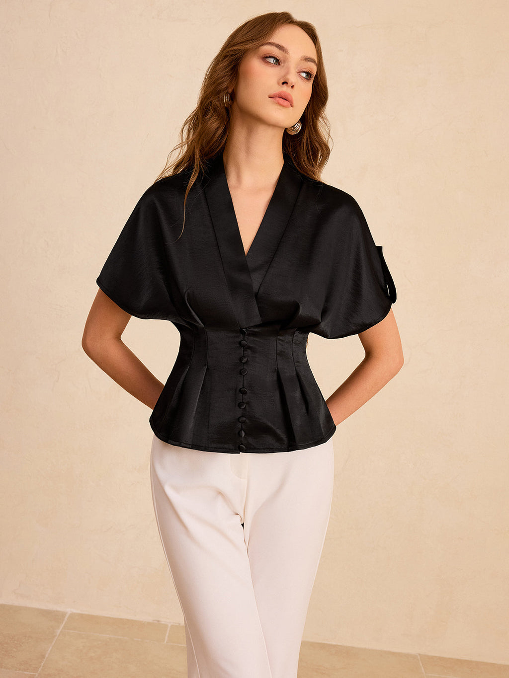 Satin-Plisseetop mit Knopfleiste und Schößchen