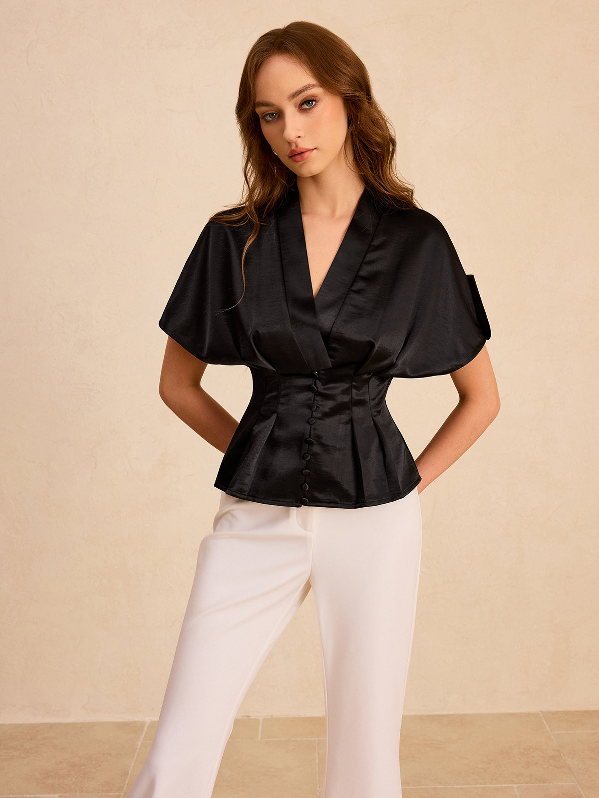 Satin-Plisseetop mit Knopfleiste und Schößchen