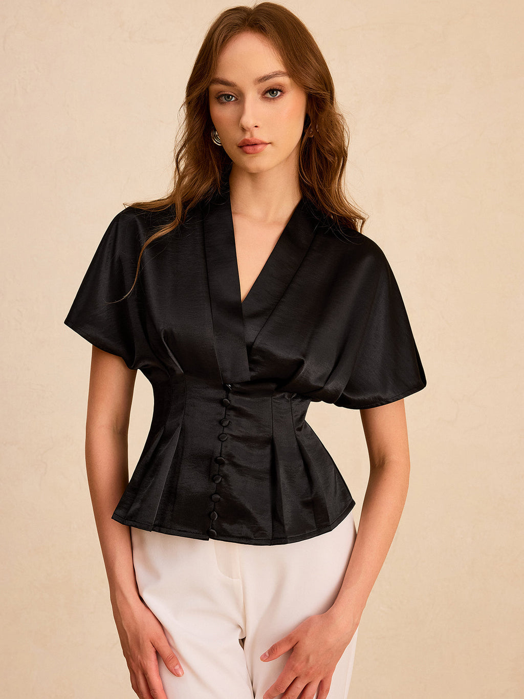 Satin-Plisseetop mit Knopfleiste und Schößchen