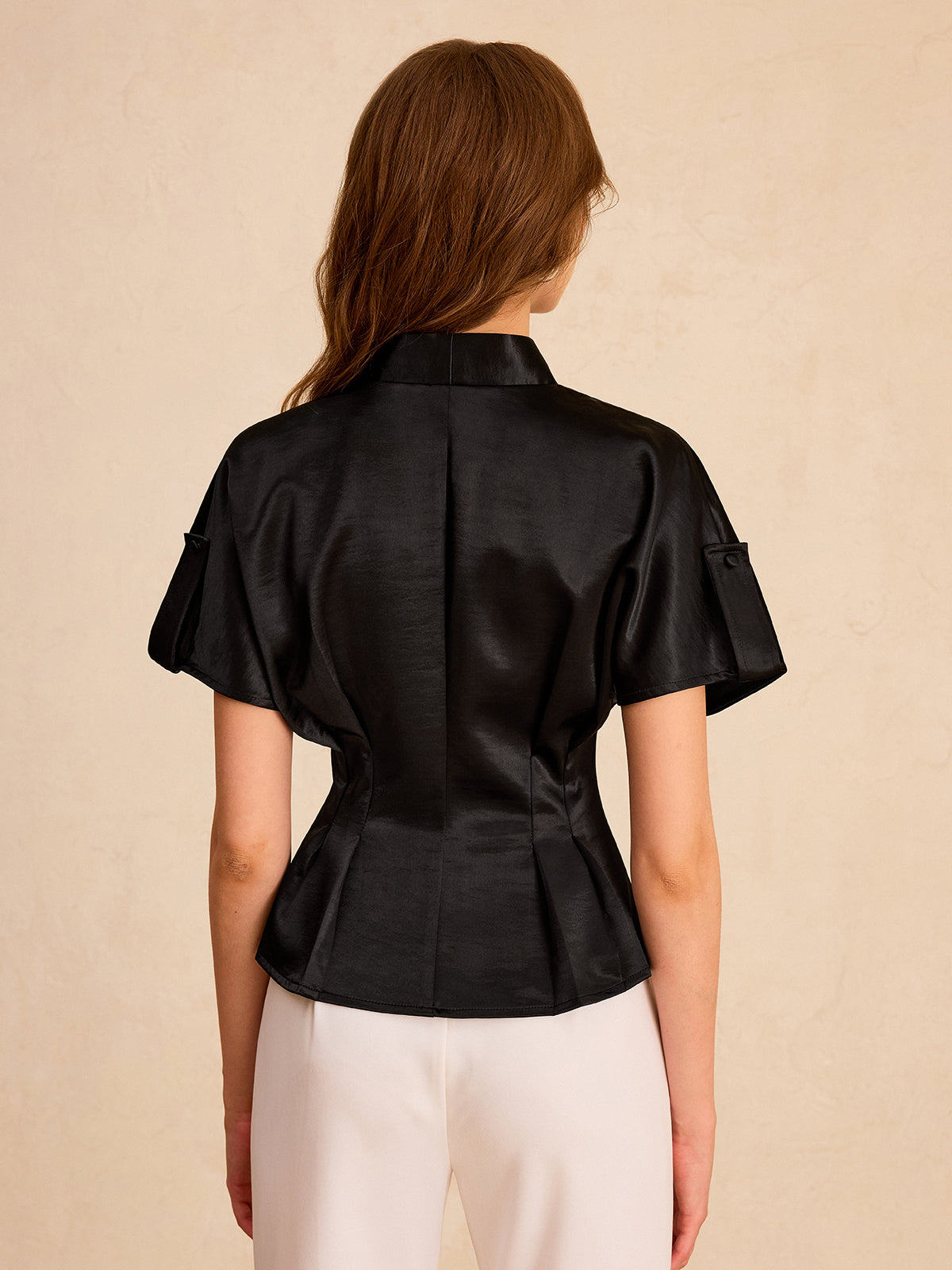 Satin-Plisseetop mit Knopfleiste und Schößchen