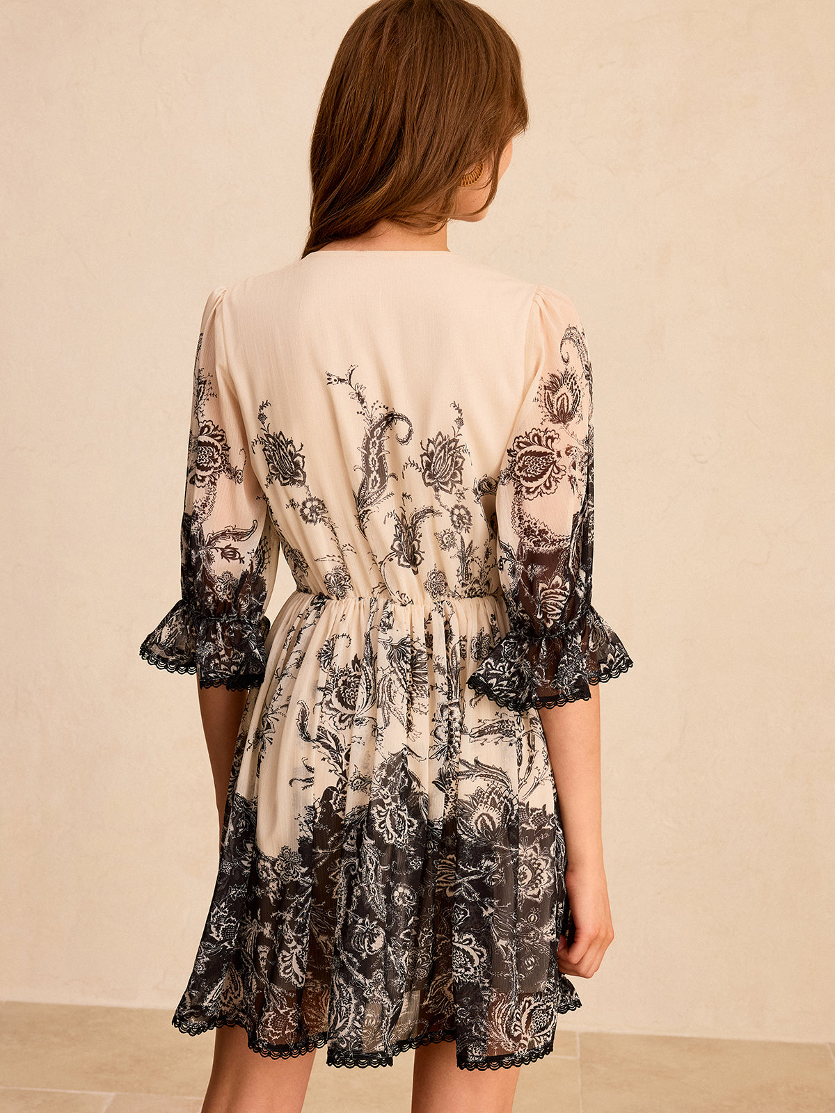 Robe mini imprimée à décolleté plongeant en V 