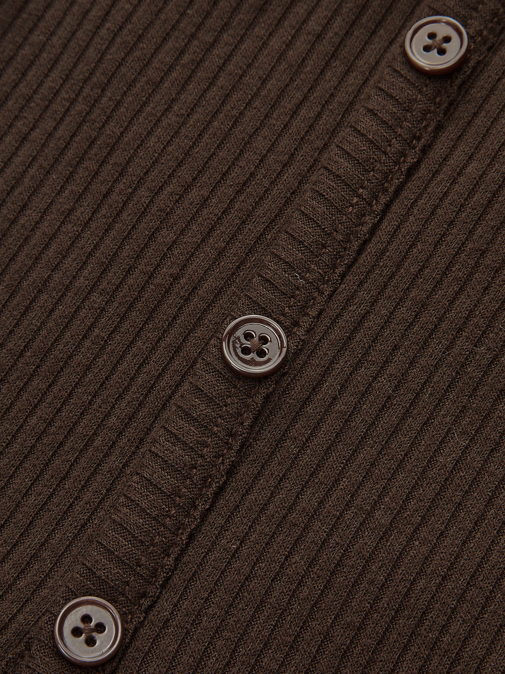 Asymmetrisches geripptes T-Shirt mit Knopfdetail