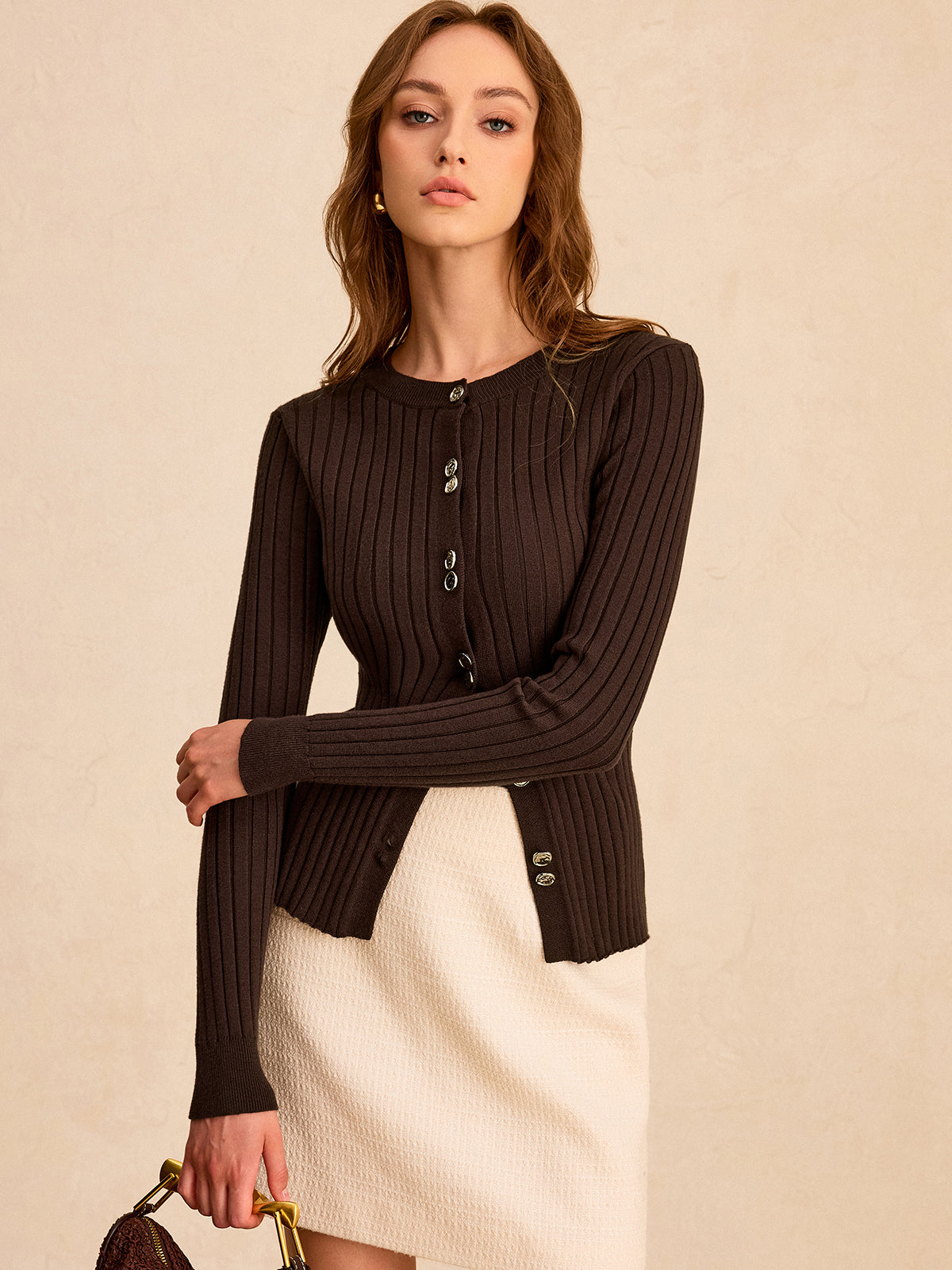 Haut en maille côtelée à boutons sur le devant 