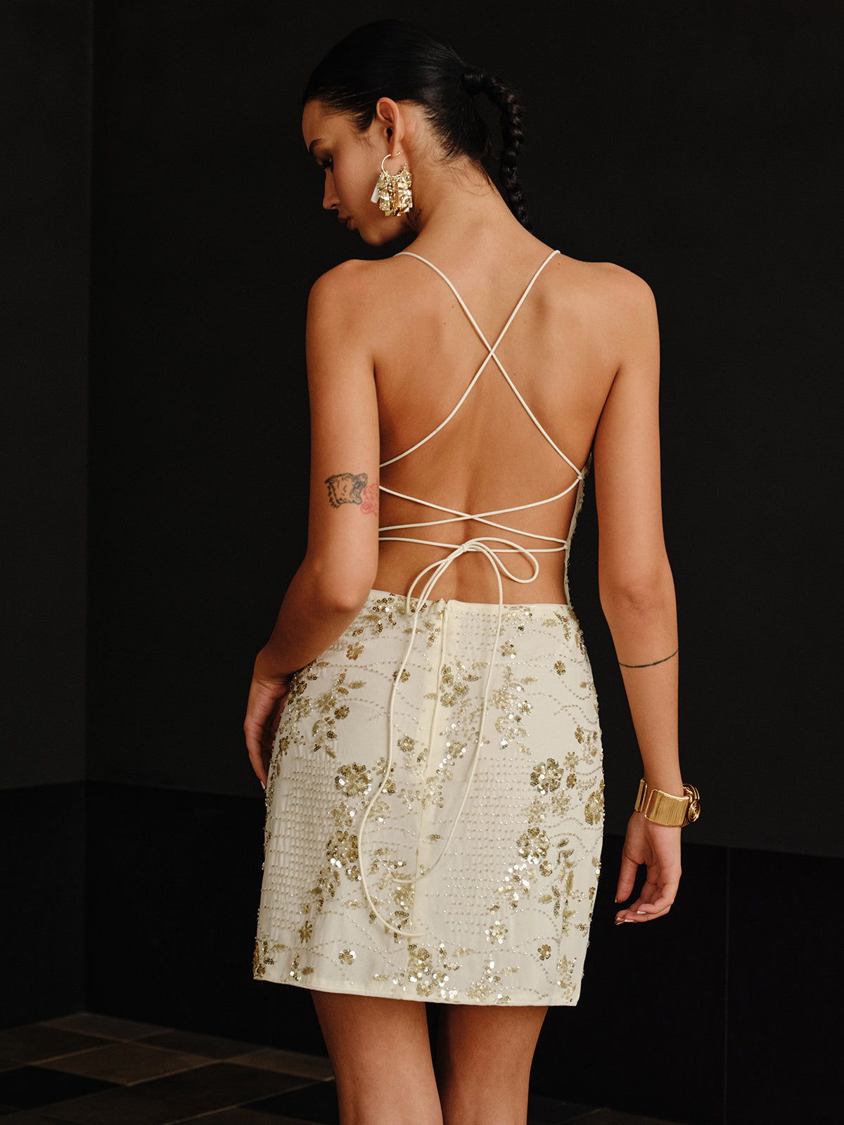 Robe à bretelles fines et sequins avec ceinture croisée dans le dos 