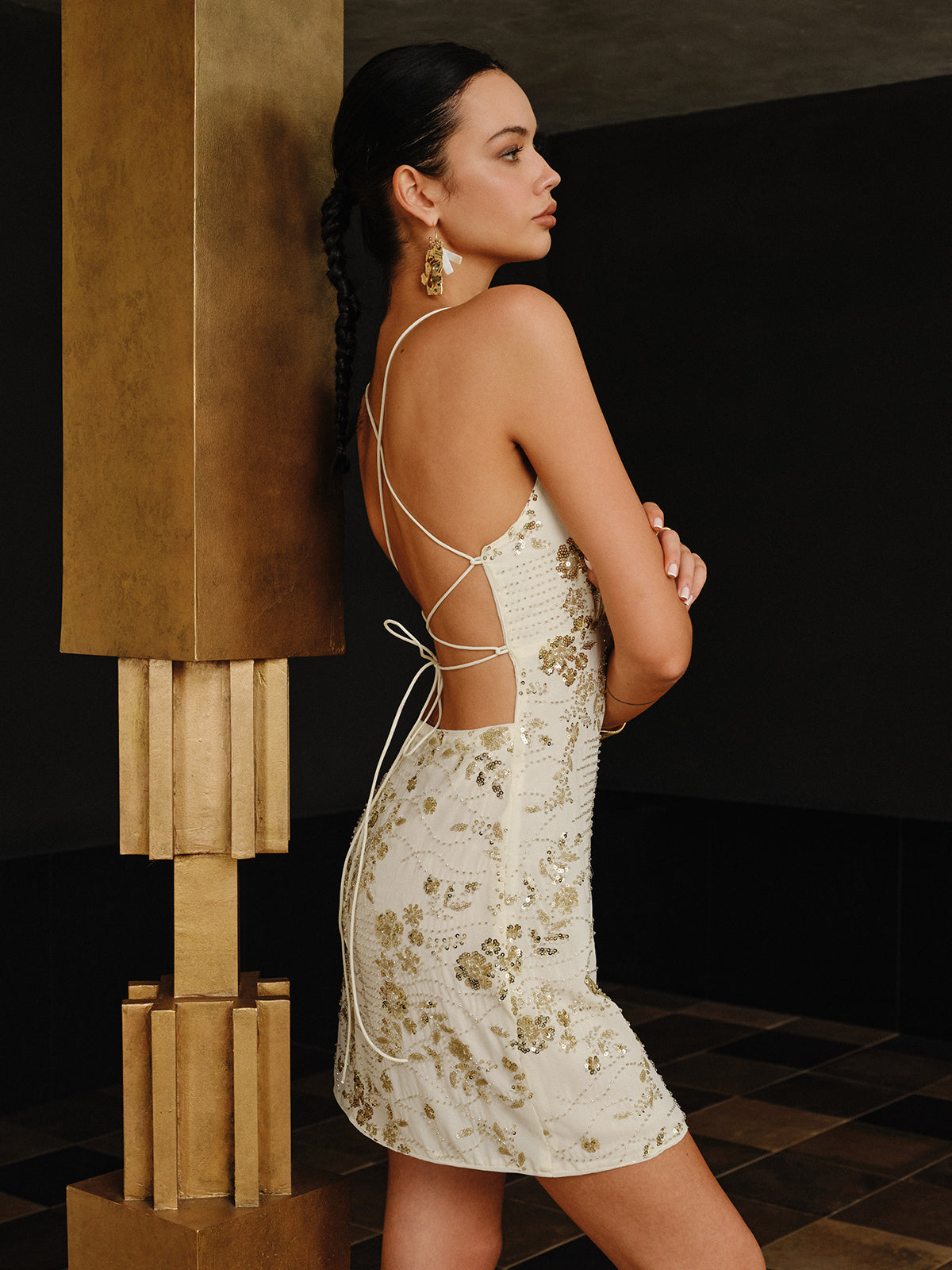 Robe à bretelles fines et sequins avec ceinture croisée dans le dos 