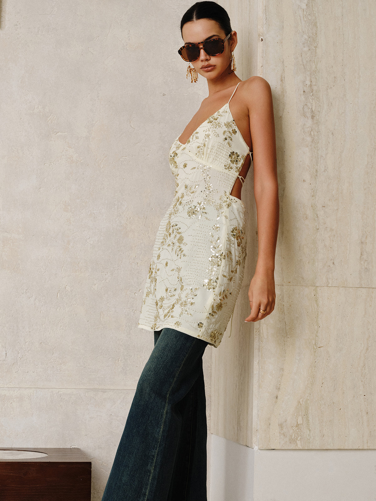 Robe à bretelles fines et sequins avec ceinture croisée dans le dos 