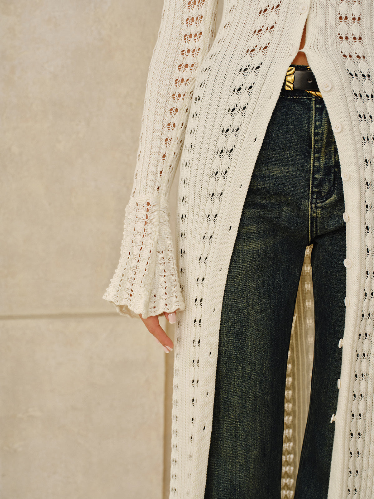 Lange Strickjacke mit offenen Maschen und Knöpfen