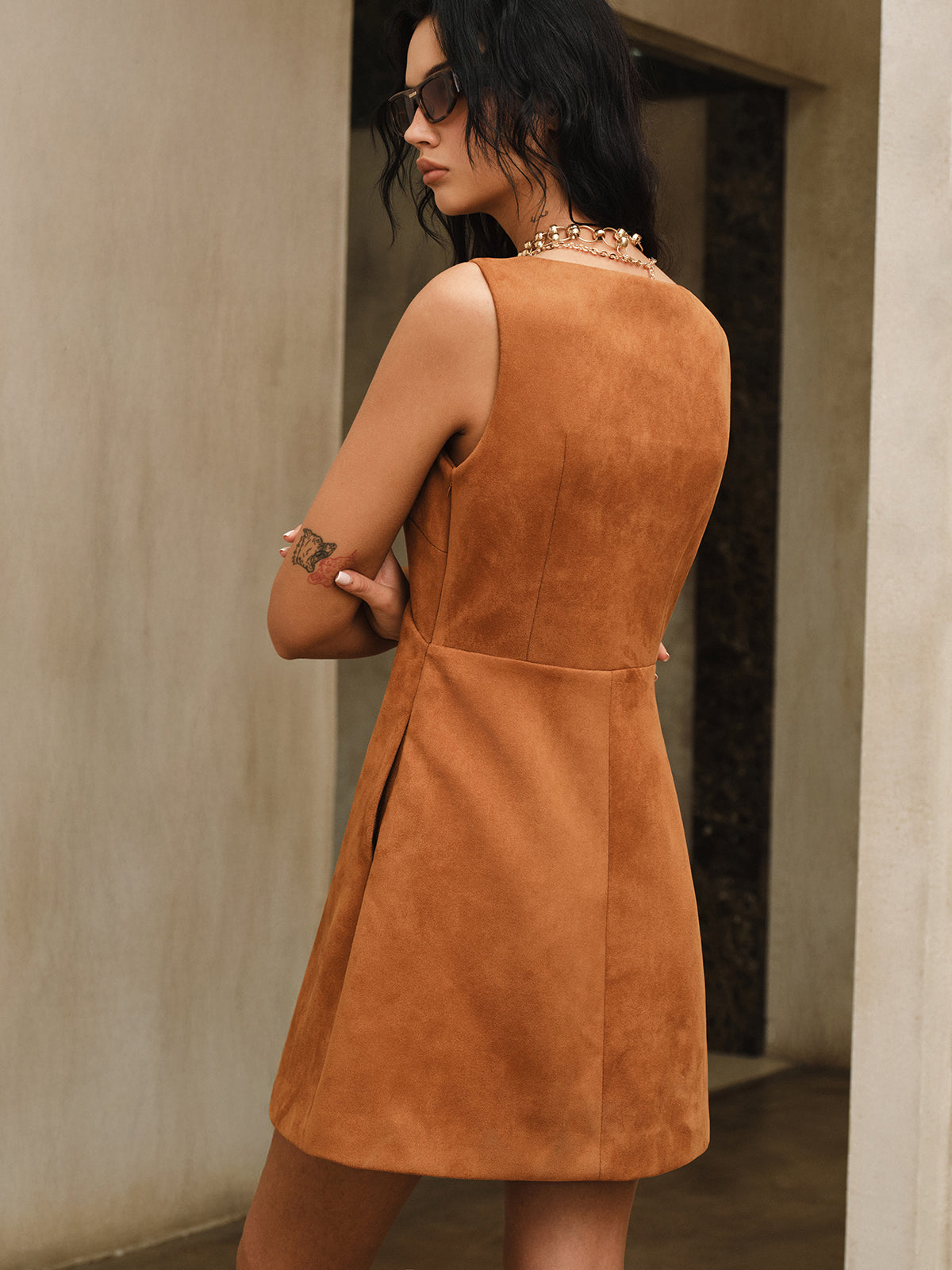 Robe mini sans manches à col V effet daim 