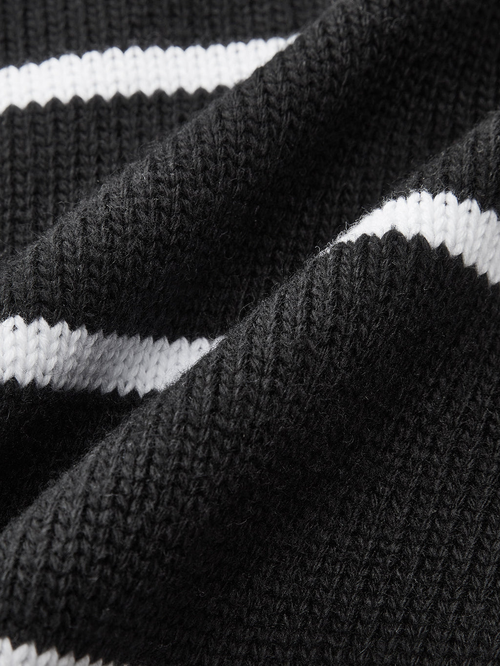 Gestreifte Strickjacke aus Wollmischung mit Knöpfen