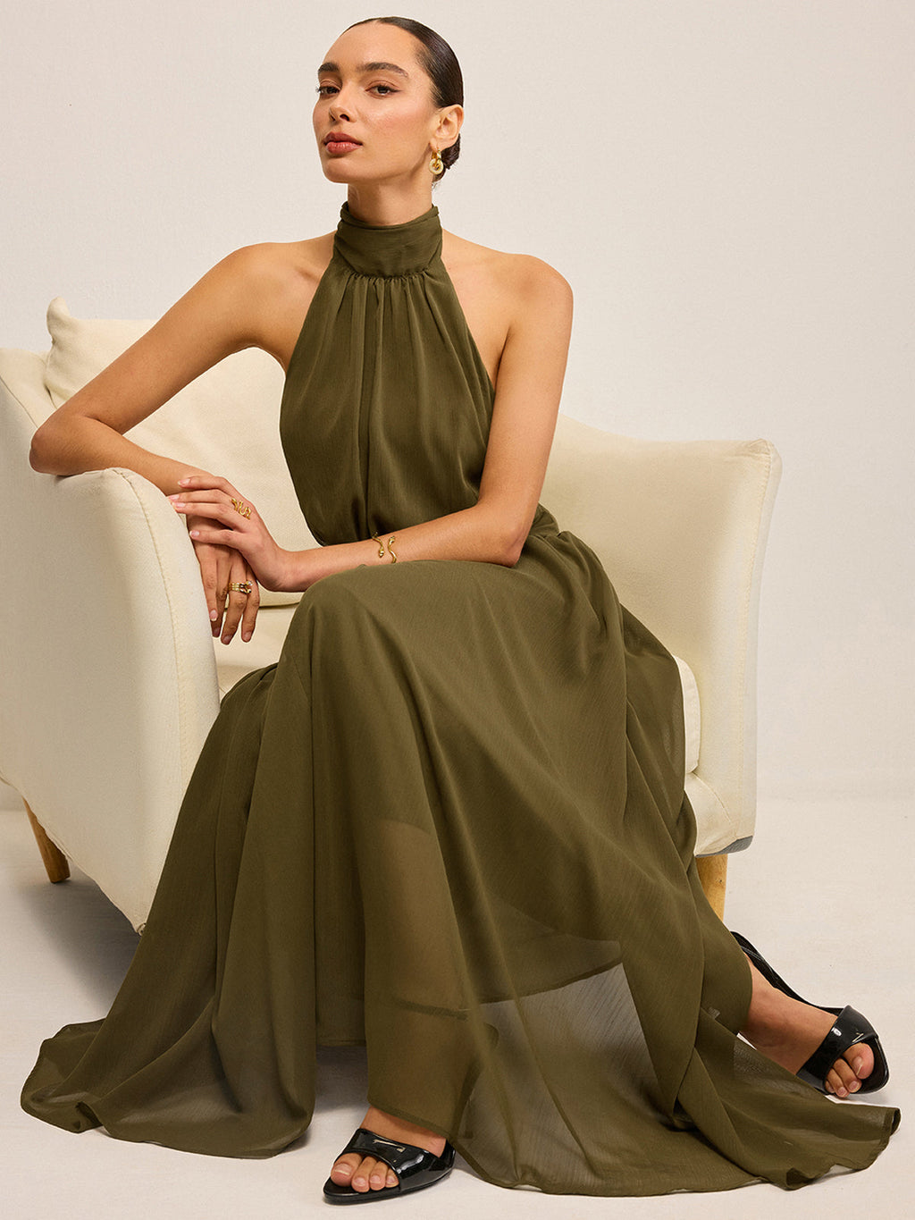 Robe longue en mousseline semi-transparente à licou et nœud au dos