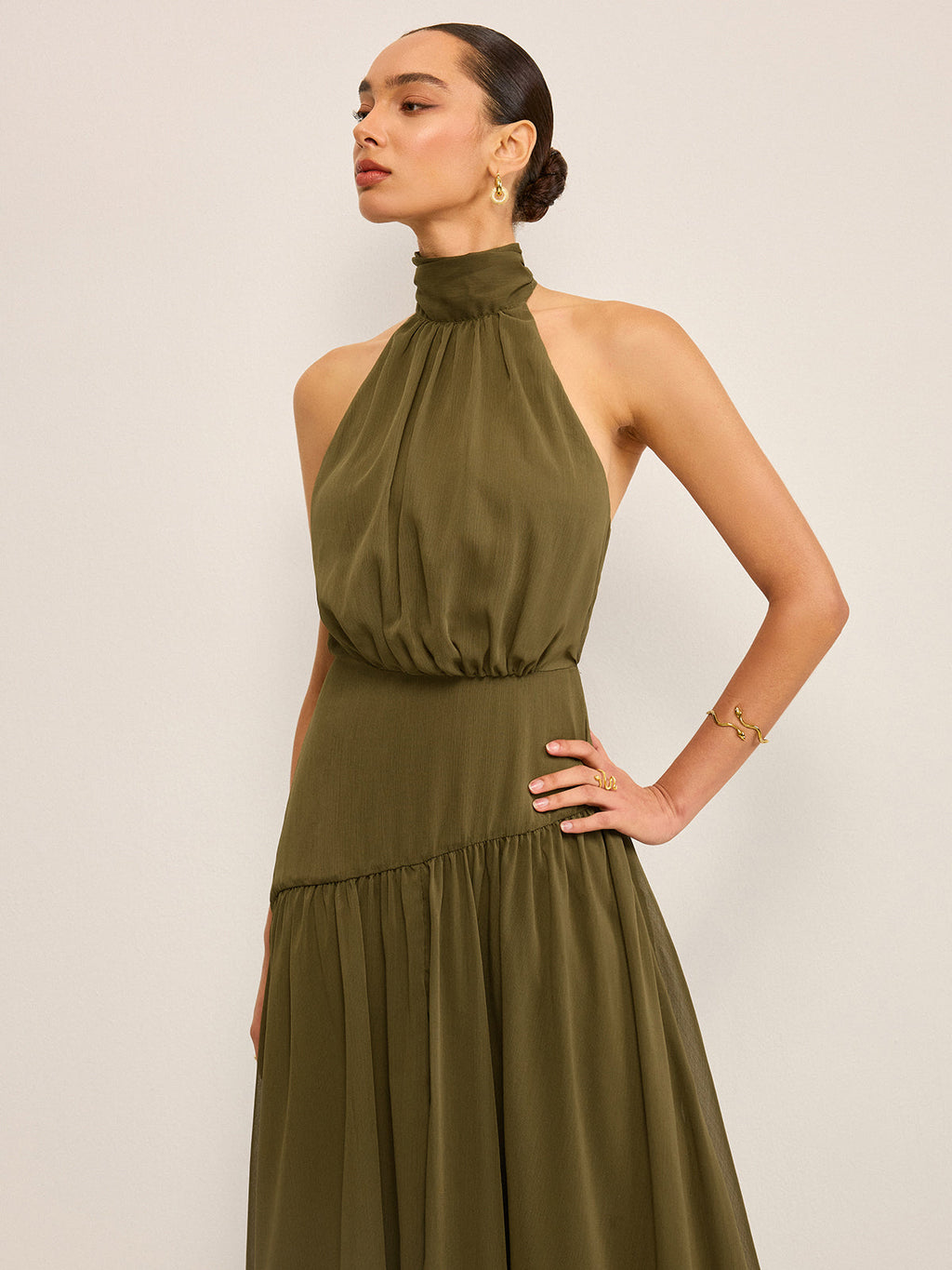 Robe longue en mousseline semi-transparente à licou et nœud au dos