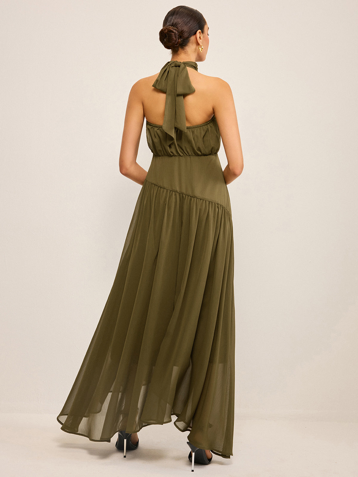 Robe longue en mousseline semi-transparente à licou et nœud au dos