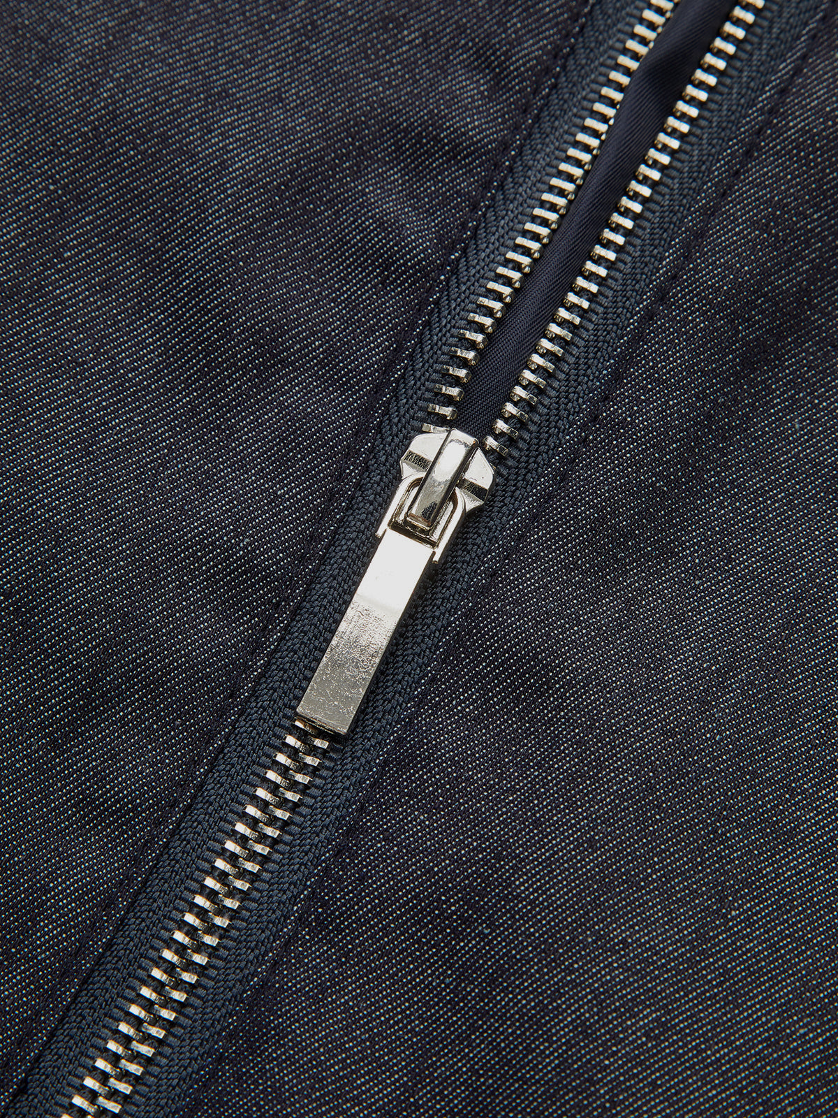 Set aus Jacke mit Reißverschluss und plissiertem Minirock