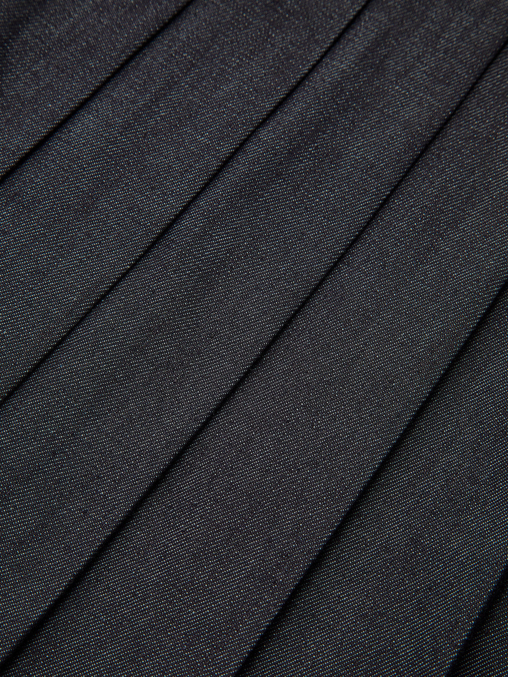 Set aus Jacke mit Reißverschluss und plissiertem Minirock
