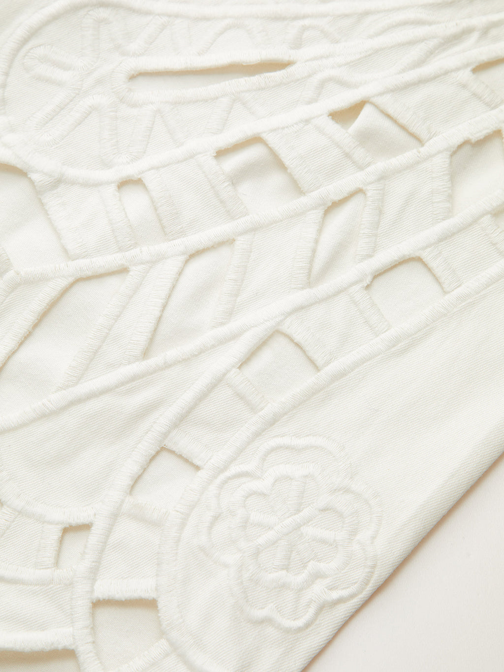 Pantalon large brodé à découpes