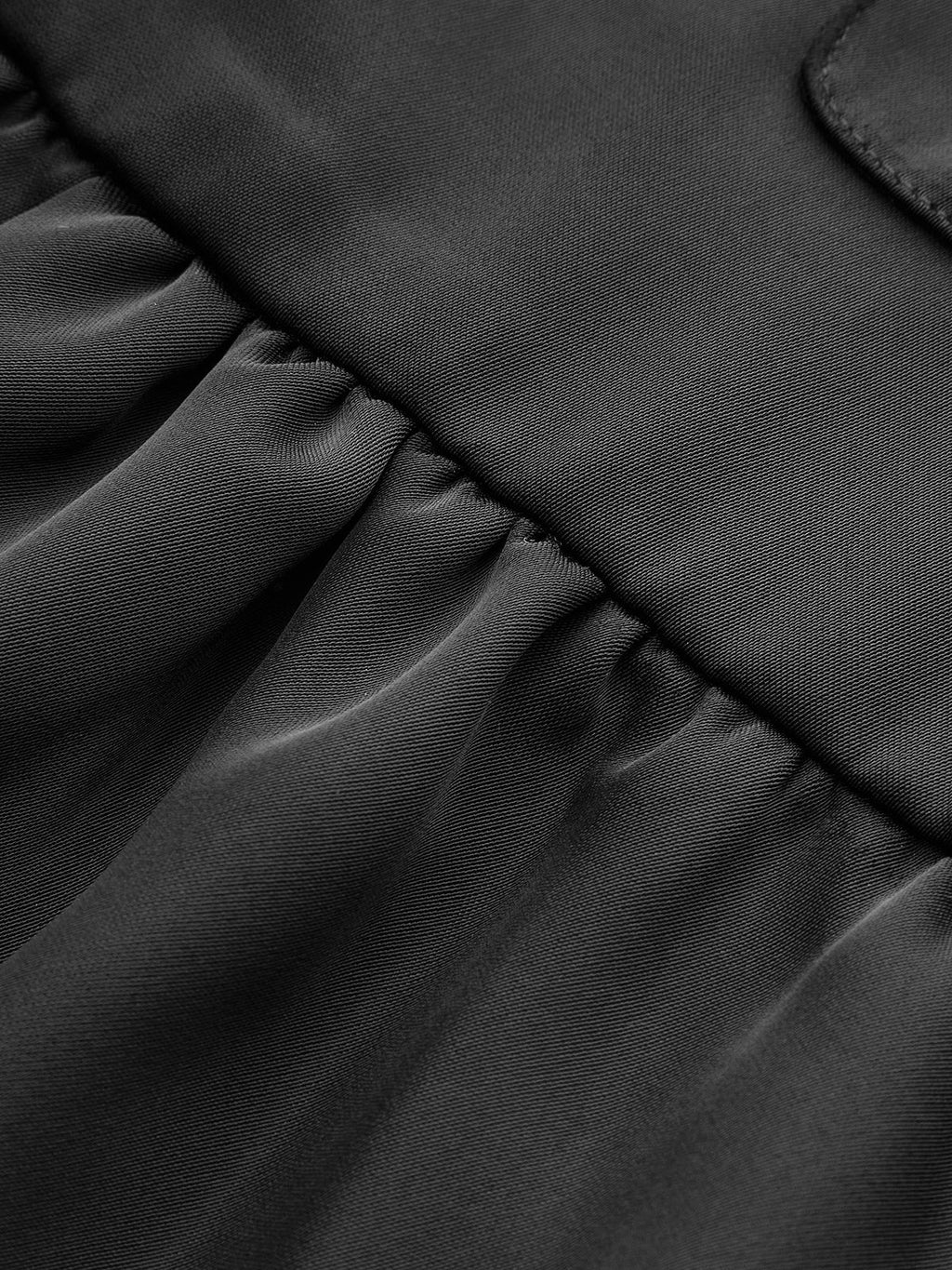 Mini-robe à volants et boutons métalliques, sans ceinture