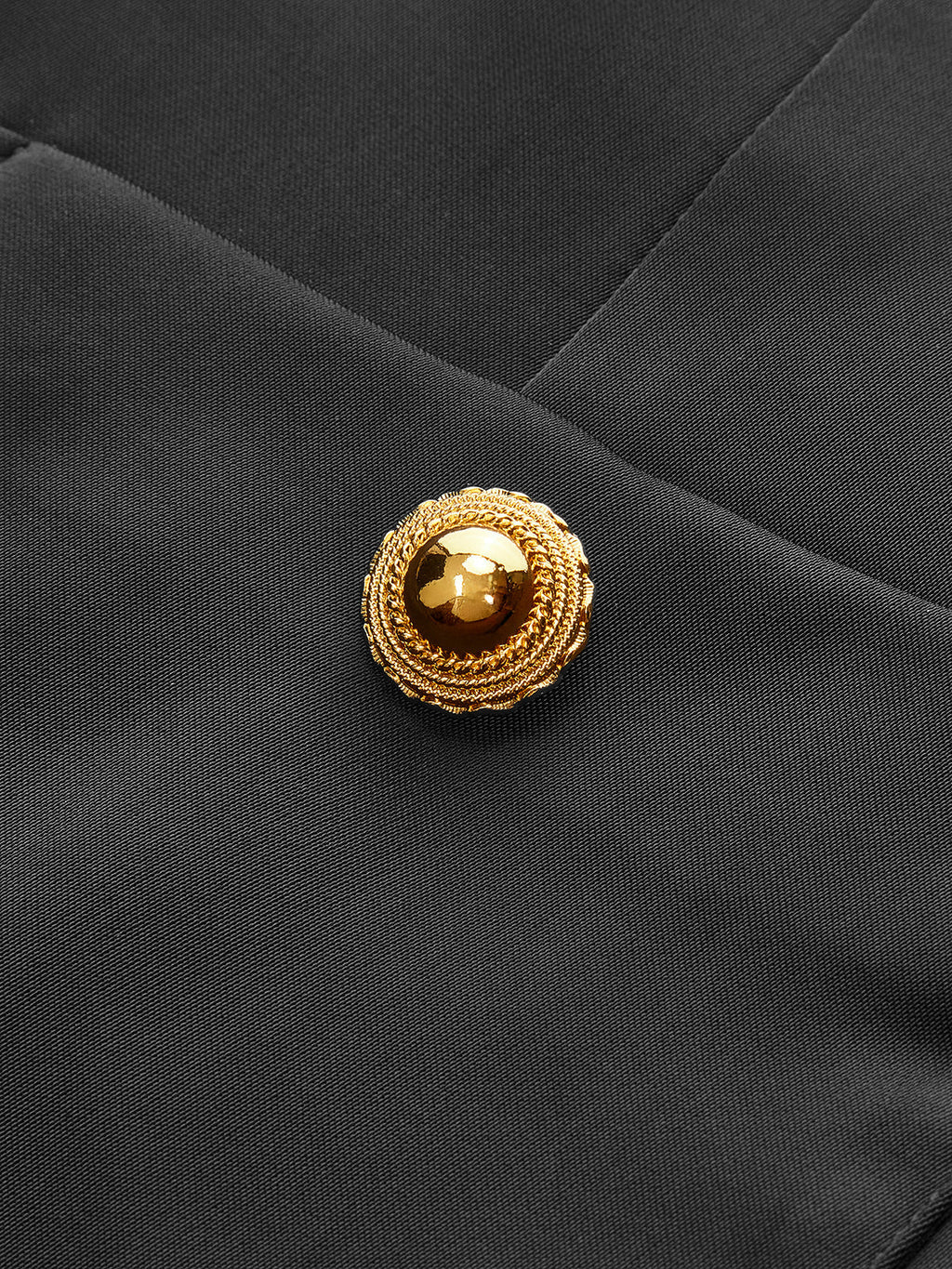 Mini-robe à volants et boutons métalliques, sans ceinture
