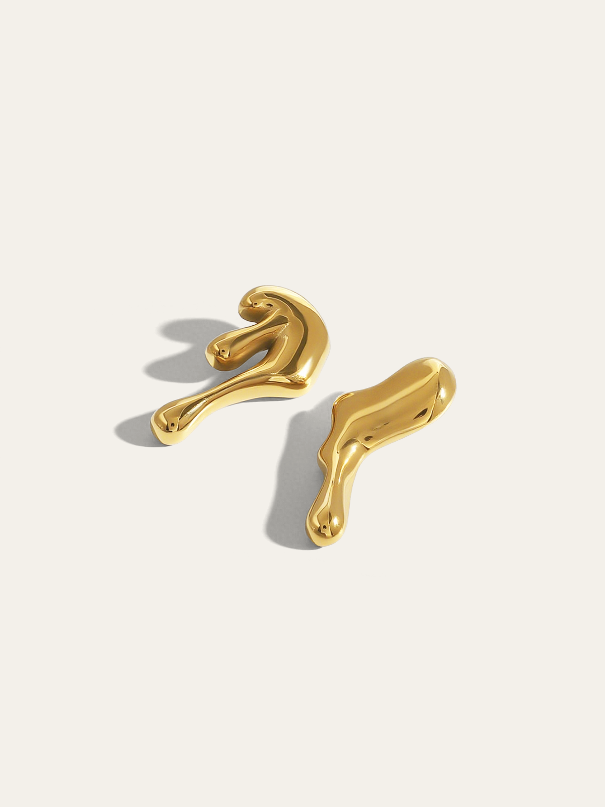 Boucles d'oreilles clous sculptées irrégulières dorées