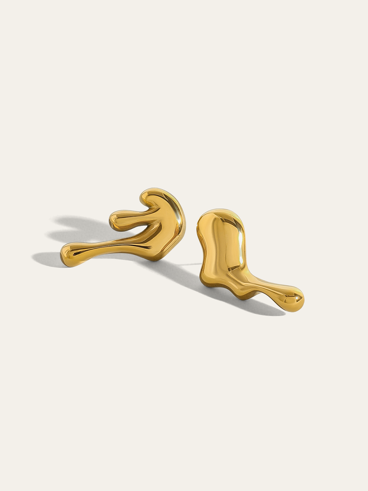 Goldene unregelmäßige skulpturale Ohrstecker