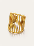 Goldener Ring mit geometrischen Ausschnitten