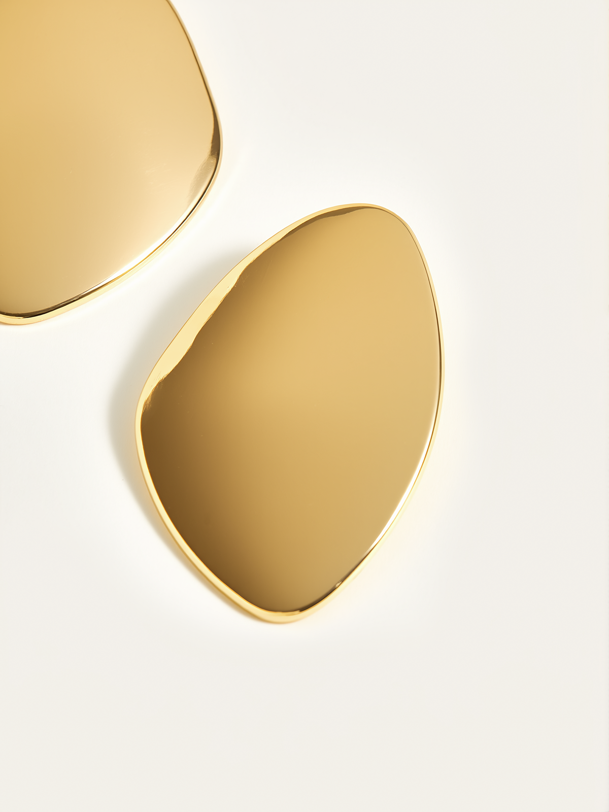 Boucles d'oreilles dorées irrégulières et lisses 