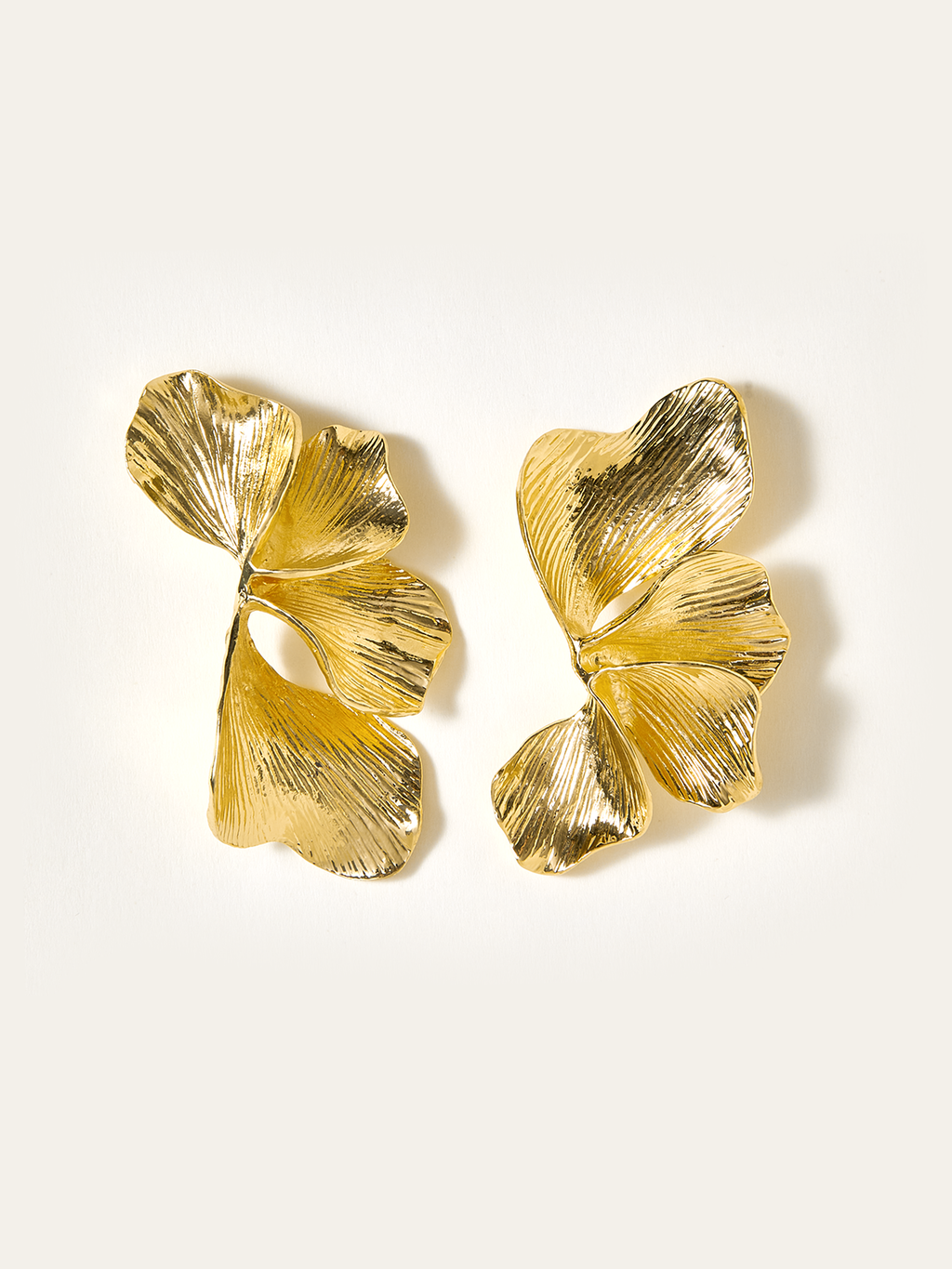 Goldene Blütenohrringe