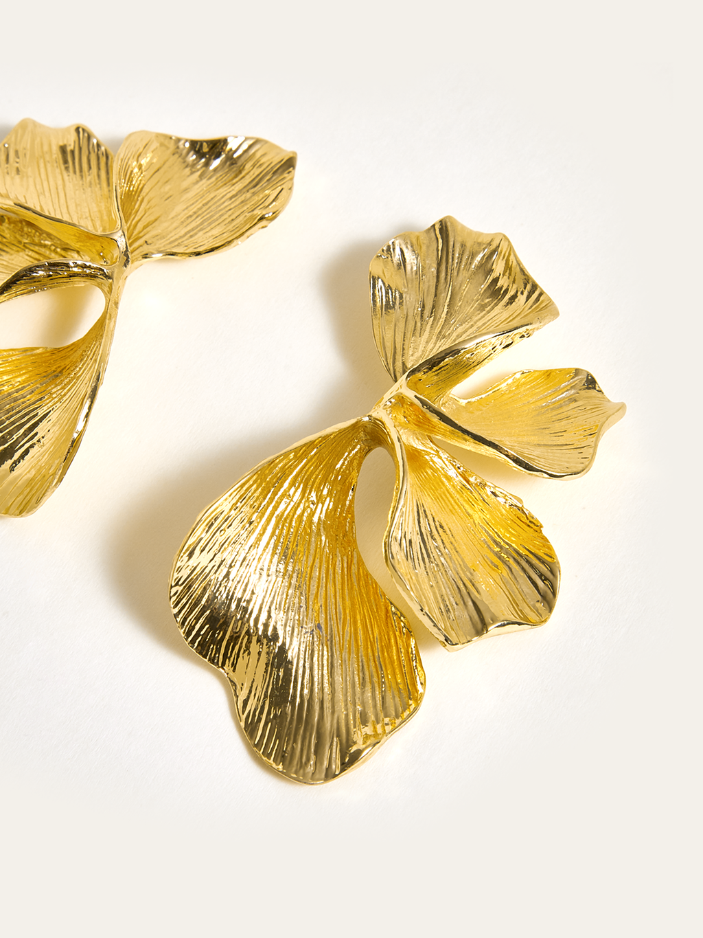 Goldene Blütenohrringe