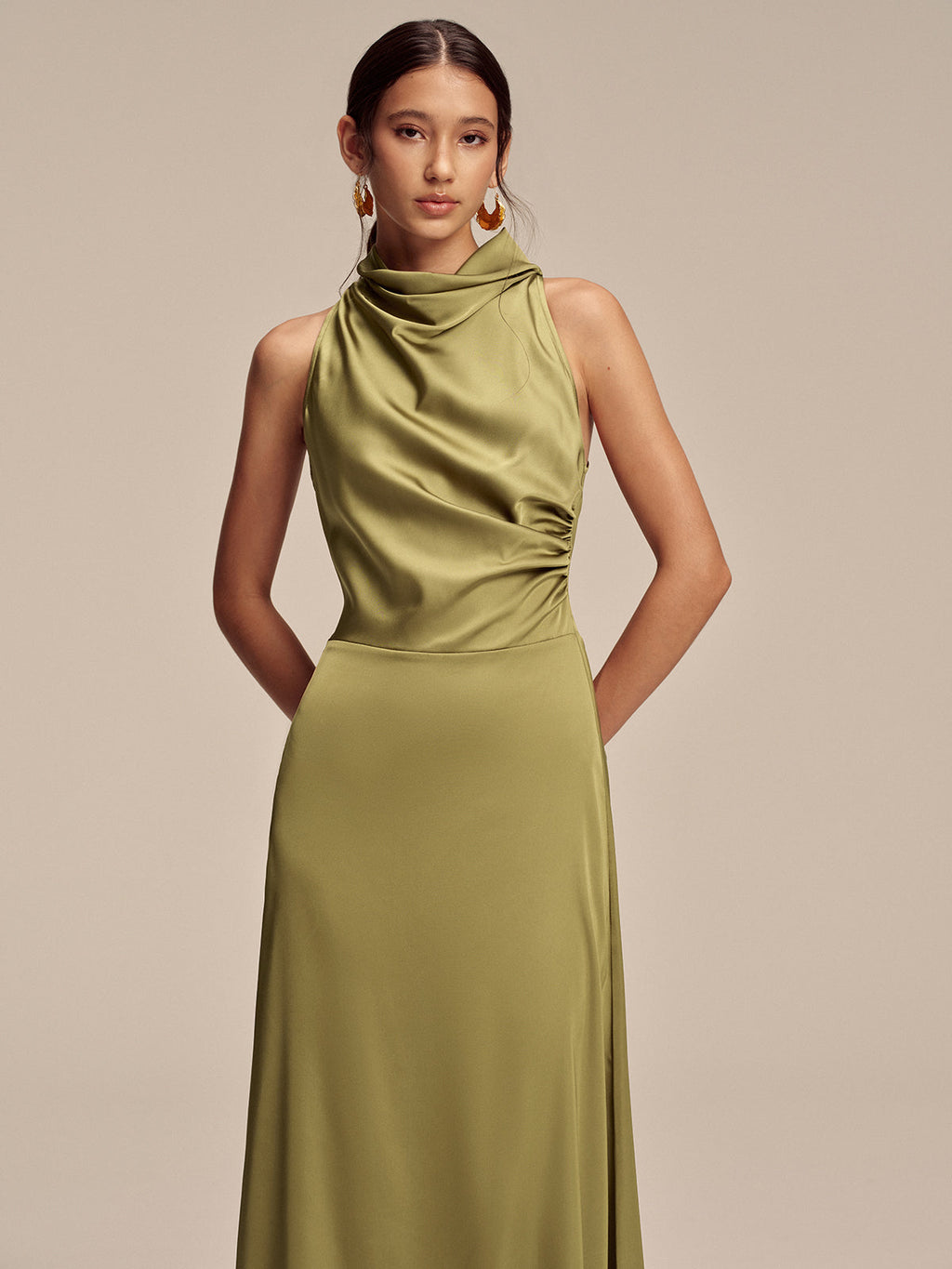 Ärmelloses Maxikleid aus Satin mit Stehkragen