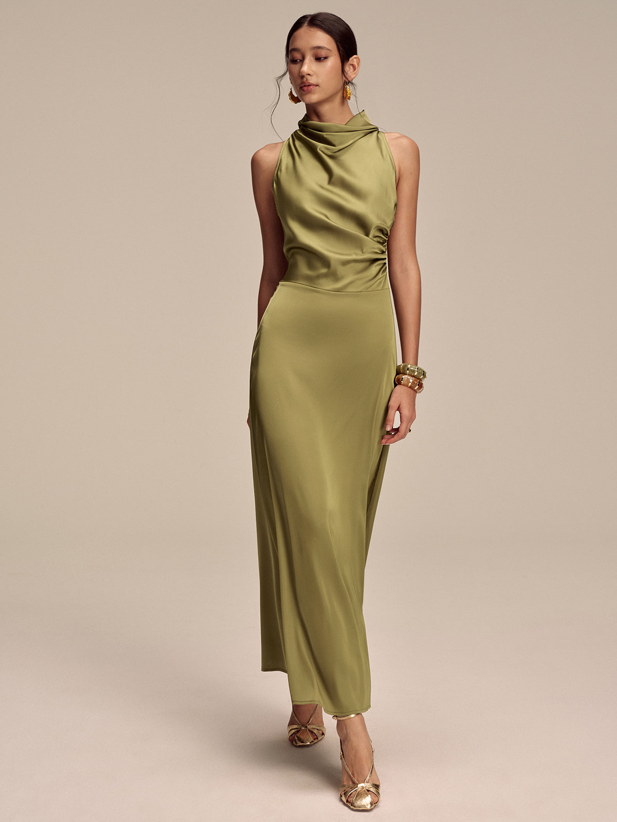 Ärmelloses Maxikleid aus Satin mit Stehkragen