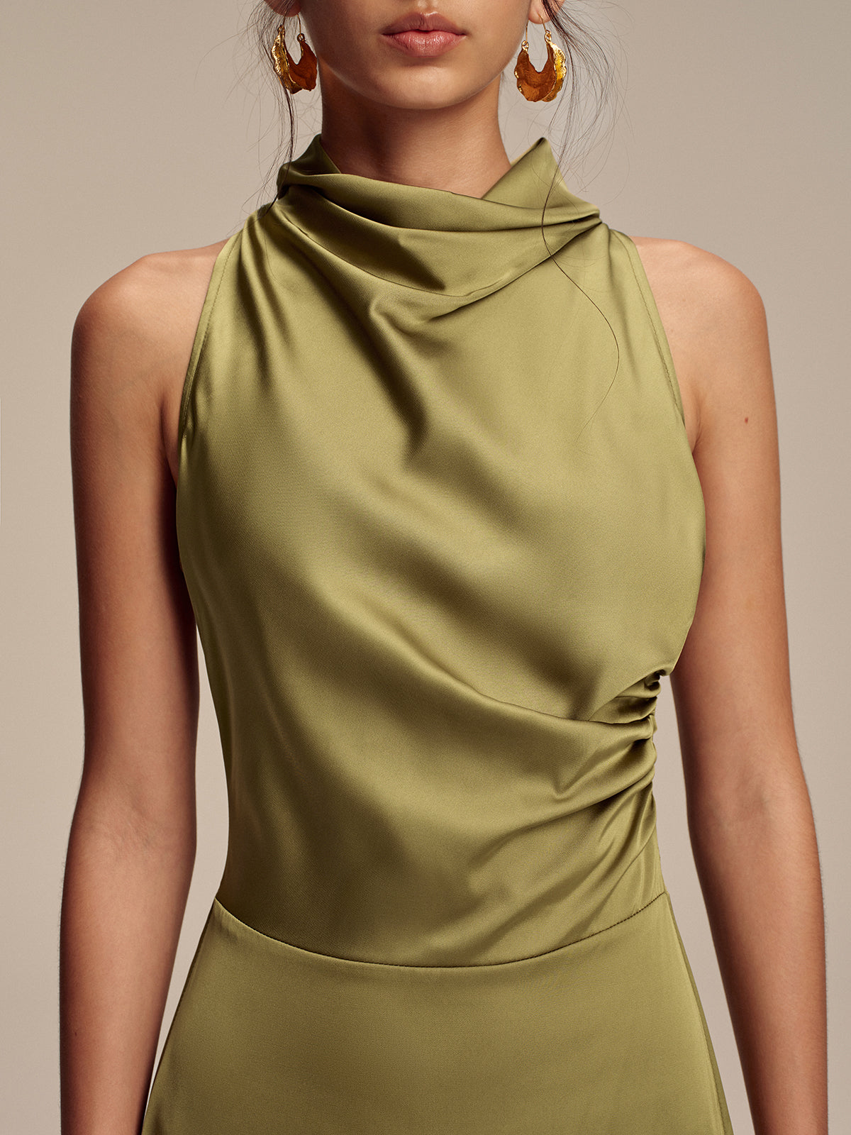 Ärmelloses Maxikleid aus Satin mit Stehkragen
