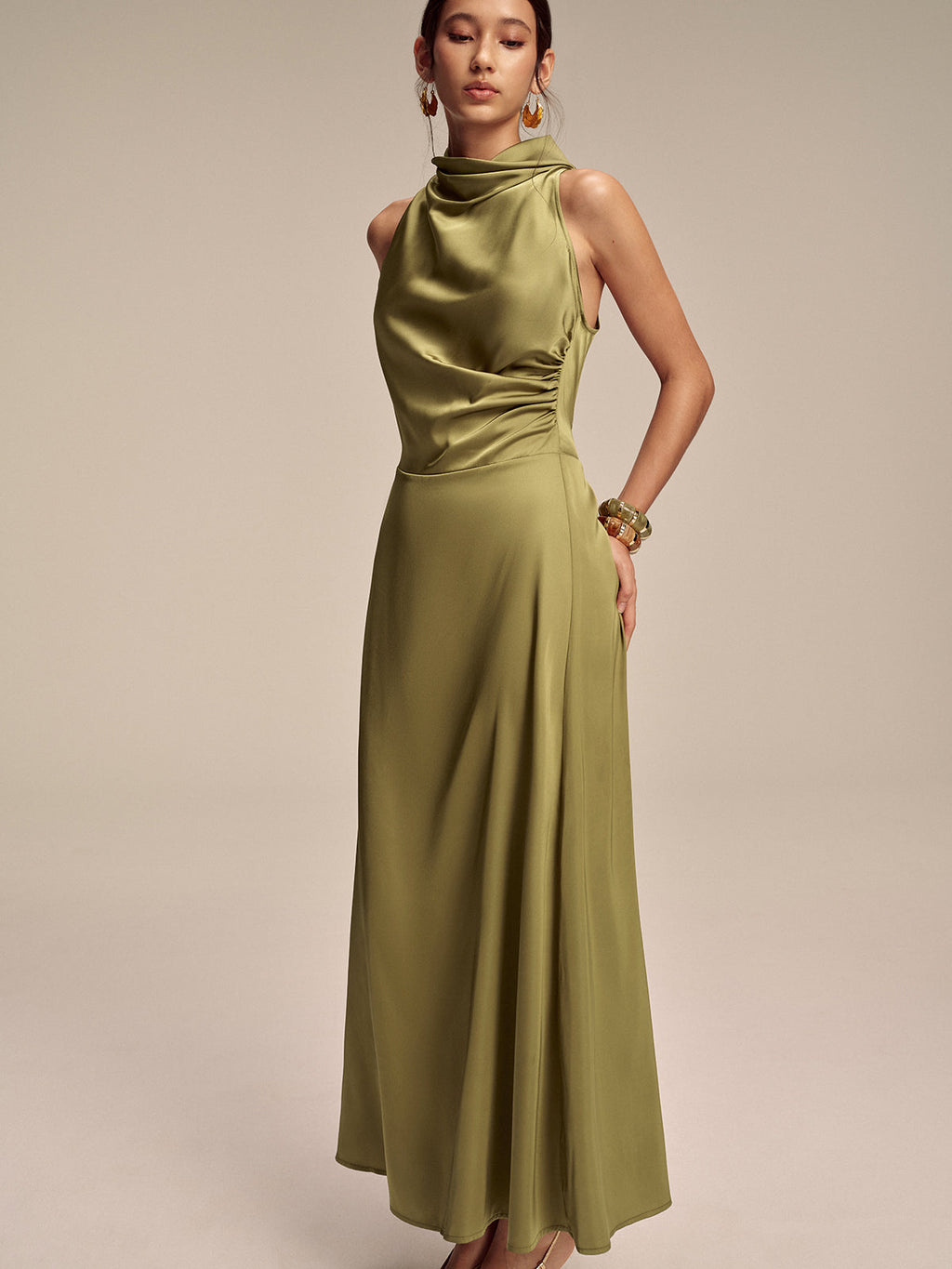 Ärmelloses Maxikleid aus Satin mit Stehkragen