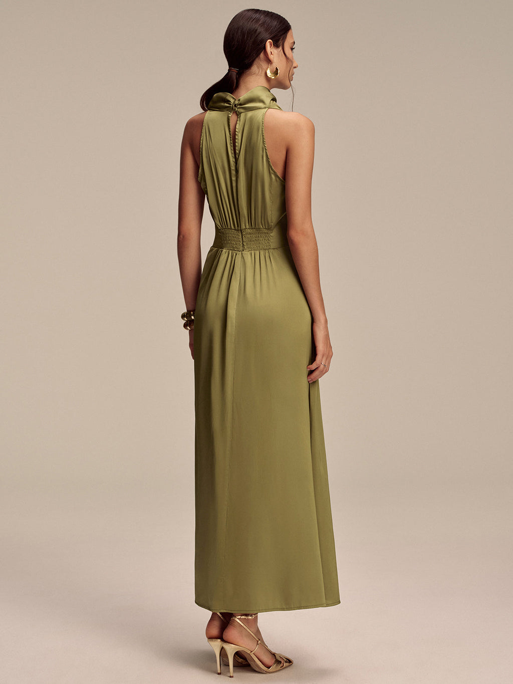 Ärmelloses Maxikleid aus Satin mit Stehkragen