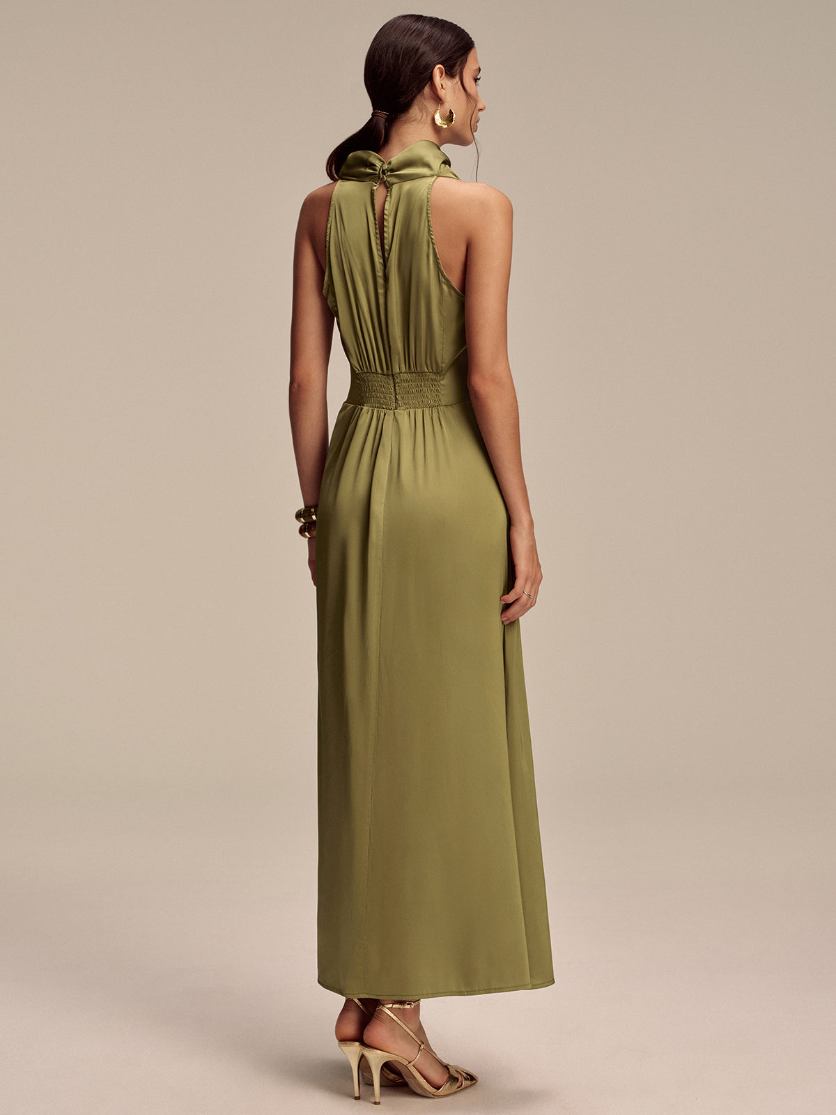 Robe longue sans manches en satin à col montant