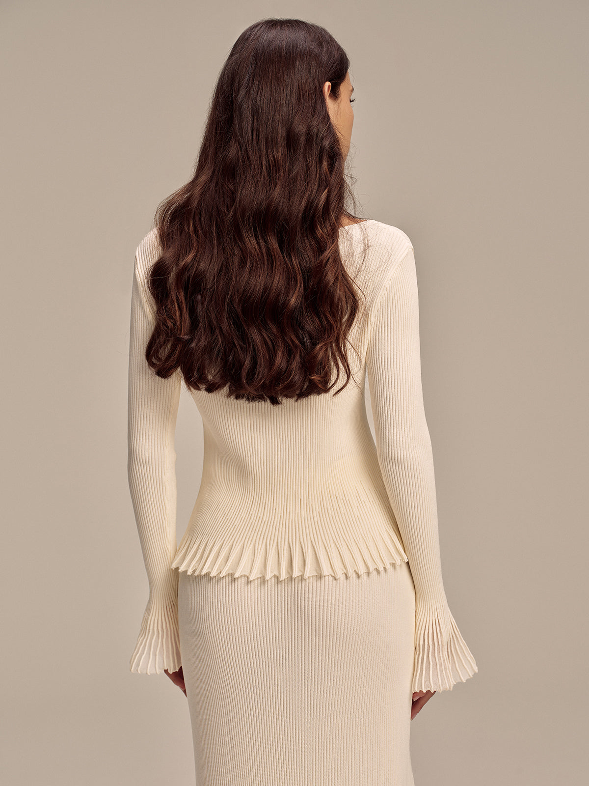 Haut à manches cloche en maille côtelée et ourlet volanté 