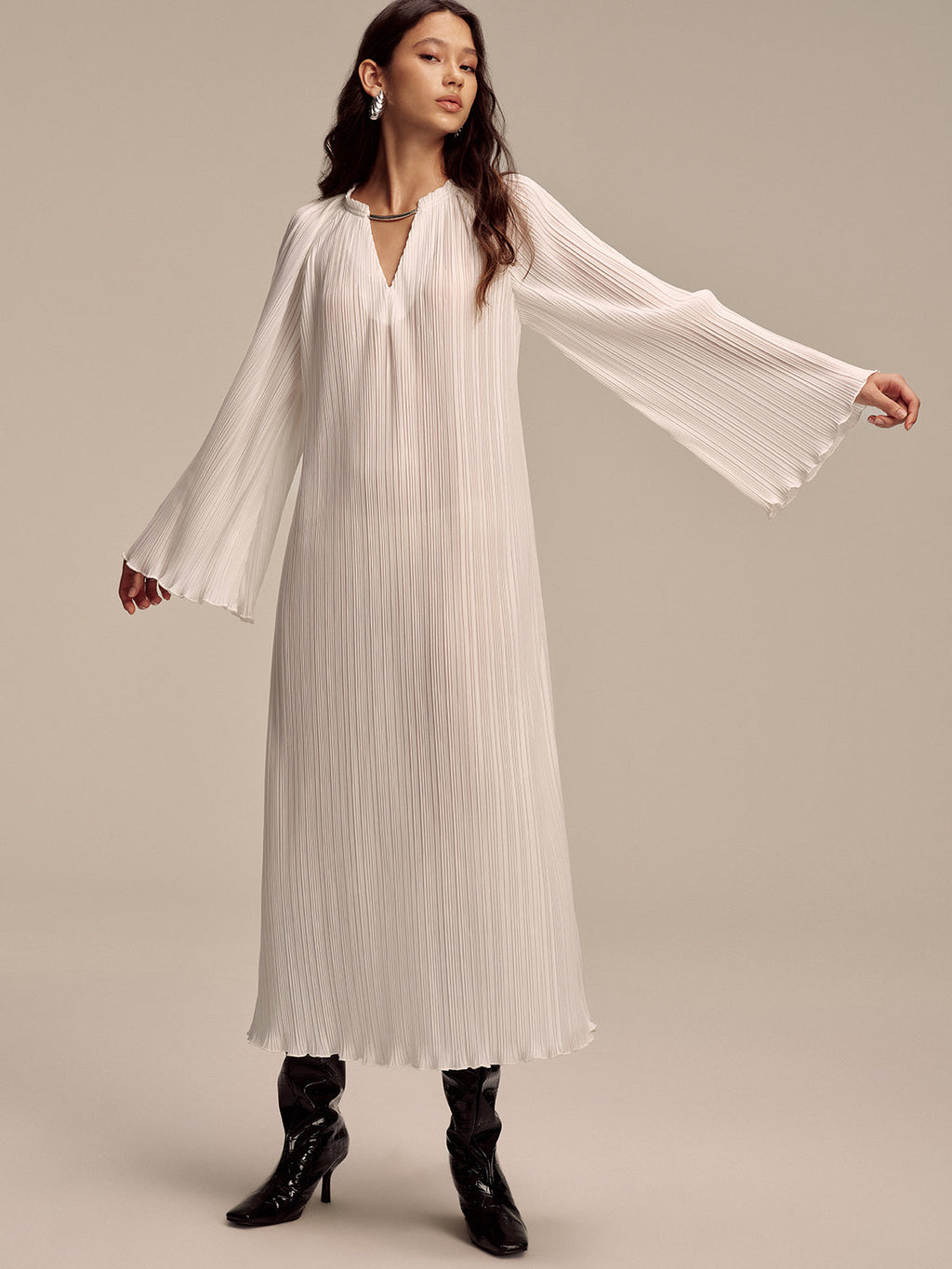 Robe longue plissée à manches longues et col métallique